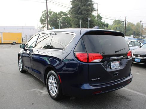 Used 2020 Chrysler Voyager LX image 4