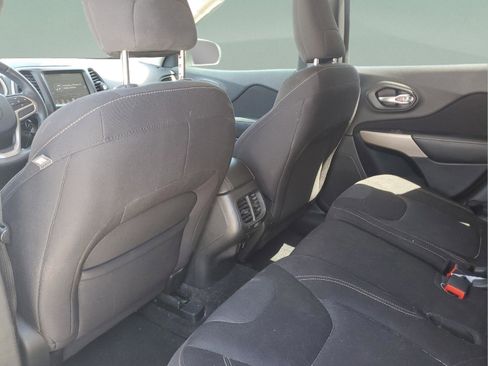 Used 2017 Jeep Cherokee Latitude FWD image 5