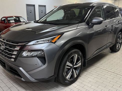 Used 2025 Nissan Rogue SL AWD/4WD image 1