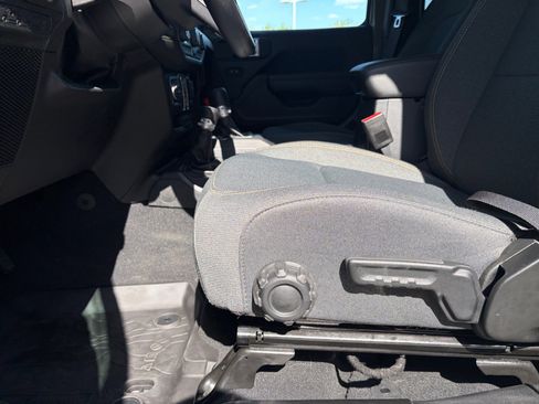Used 2025 Jeep Wrangler Unlimited Sport AWD/4WD image 13