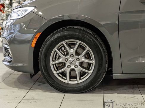 Used 2022 Chrysler Pacifica Touring image 9