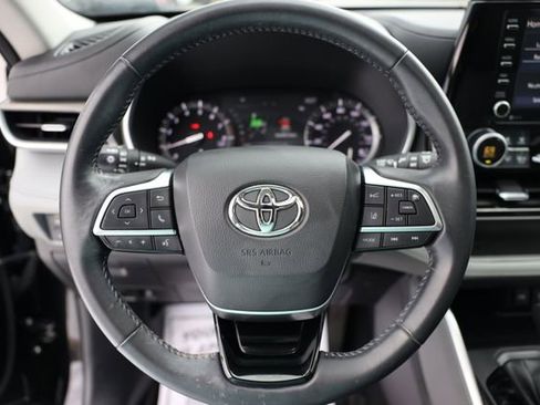 Used 2021 Toyota Highlander XLE image 18