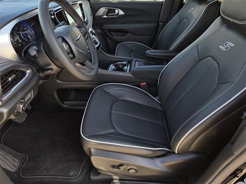 New 2026 Chrysler Pacifica Limited w/ S Appearance Package image 18