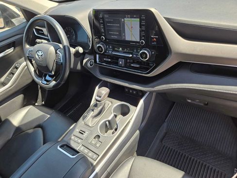 Used 2020 Toyota Highlander XLE AWD/4WD image 13