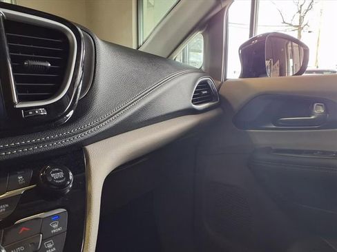 Used 2024 Chrysler Pacifica Touring-L image 22