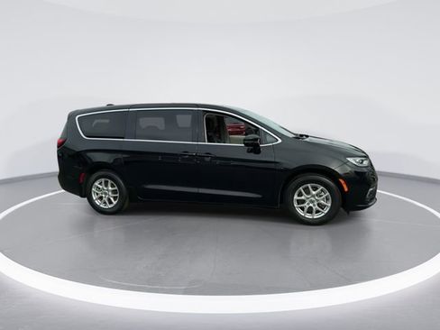 Used 2024 Chrysler Pacifica Touring-L image 9