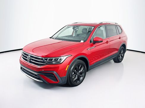 Used 2024 Volkswagen Tiguan SE w/ Panoramic Sunroof Package AWD/4WD image 3