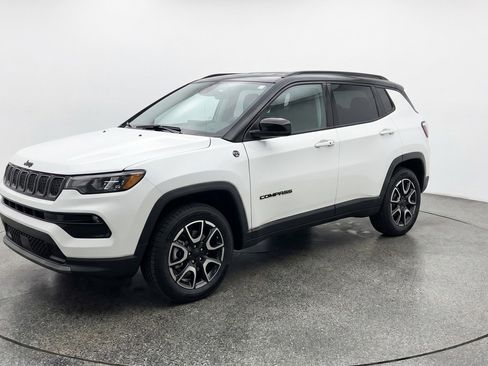 Used 2025 Jeep Compass Trailhawk AWD/4WD image 2
