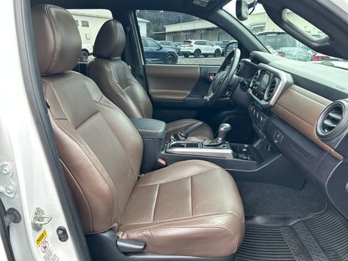 Used 2017 Toyota Tacoma Limited w/ Tow Package image 13