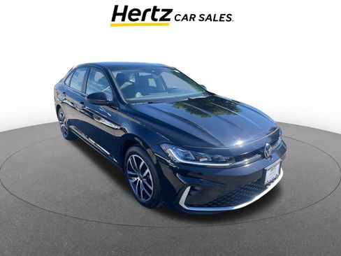 Used 2025 Volkswagen Jetta SE image 1