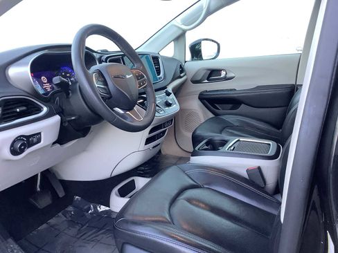 Used 2022 Chrysler Pacifica Touring-L FWD image 3