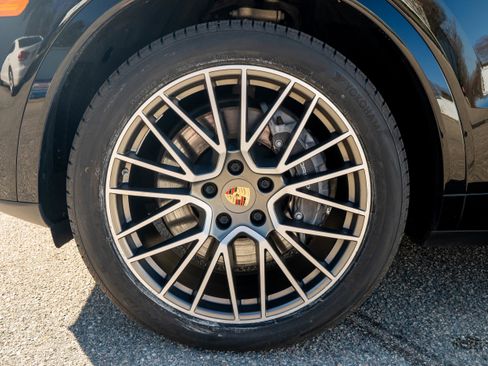 Certified 2023 Porsche Cayenne Platinum Edition image 15