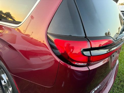 Used 2022 Chrysler Pacifica Limited FWD image 8