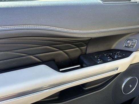 Used 2019 Ford Expedition Platinum image 12