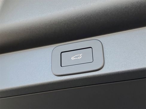 New 2026 Land Rover Range Rover Long Wheelbase SE image 9