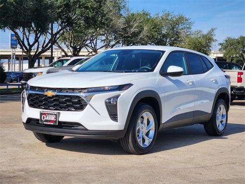 Used 2025 Chevrolet Trax LS w/ LS Convenience Package image 3