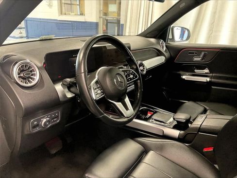 Used 2023 Mercedes-Benz GLB 250 4MATIC w/ Premium Package image 8