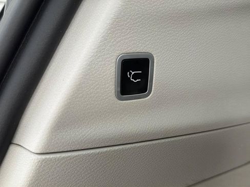 Used 2018 Chrysler Pacifica Touring-L FWD image 14