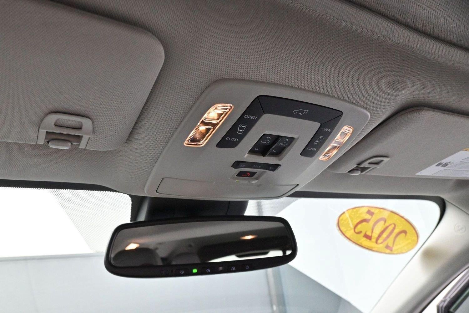 Used 2025 Toyota Sienna XLE FWD image 26