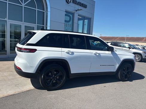 Used 2023 Jeep Grand Cherokee Altitude AWD/4WD image 13
