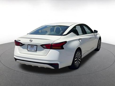 Used 2025 Nissan Altima 2.5 SV FWD image 12