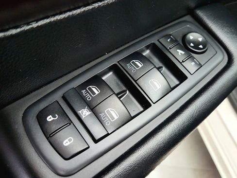 Used 2020 Chrysler Pacifica Limited FWD image 27