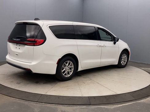 New 2026 Chrysler Pacifica Select image 5