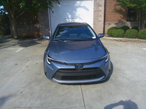 Used 2025 Toyota Corolla XLE image 3