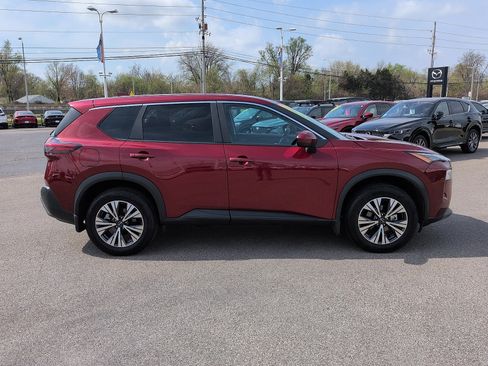 Used 2023 Nissan Rogue SV image 2