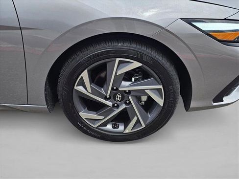 Used 2025 Hyundai Elantra Sport FWD image 9