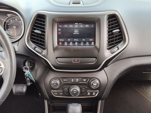 Used 2020 Jeep Cherokee Latitude FWD image 19