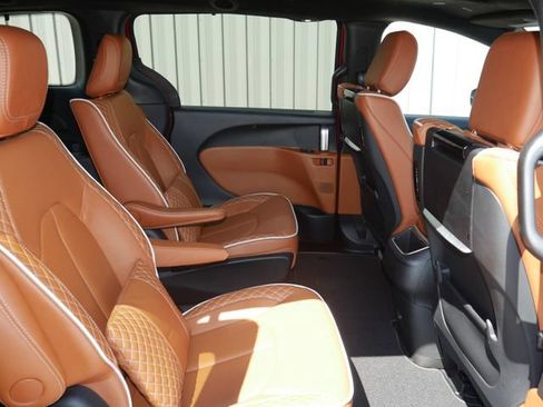 Used 2025 Chrysler Pacifica Pinnacle FWD image 30
