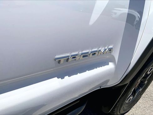 Used 2021 Toyota Tacoma TRD Off-Road w/ Technology Package AWD/4WD image 9