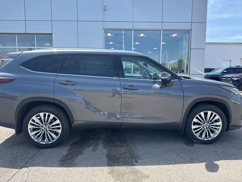Used 2025 Toyota Highlander Platinum AWD/4WD image 2