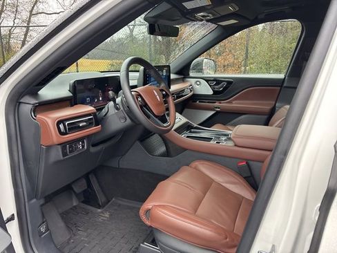 Certified 2025 Lincoln Aviator Reserve w/ Luxury Package image 13
