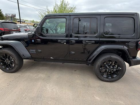 Used 2025 Jeep Wrangler Sahara w/ Safety Group image 11