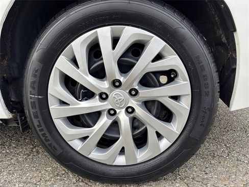 Used 2017 Toyota Corolla LE image 24