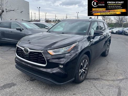 Used 2021 Toyota Highlander XLE FWD image 3