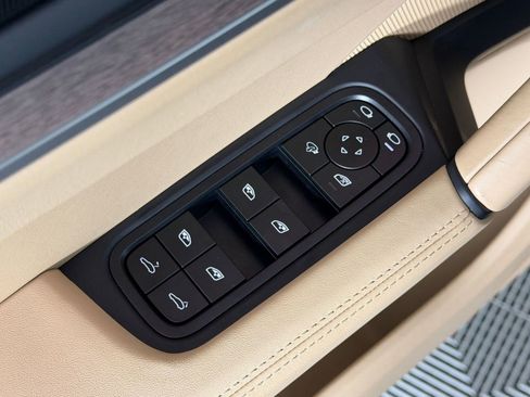 Used 2025 Porsche Cayenne AWD/4WD image 22
