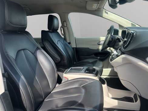 Used 2023 Chrysler Pacifica Touring-L FWD image 24