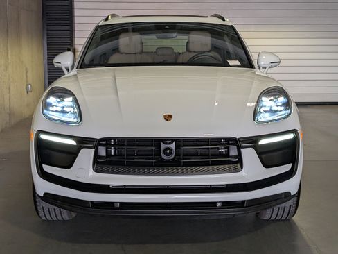 Certified 2025 Porsche Macan image 11