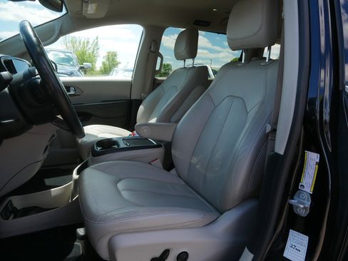 Used 2021 Chrysler Pacifica Touring-L FWD image 19