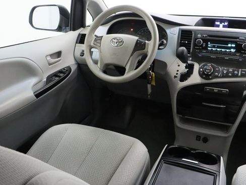 Used 2014 Toyota Sienna LE FWD image 29