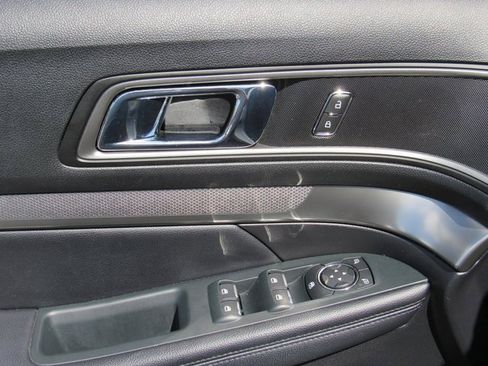 Used 2018 Ford Explorer XLT image 13