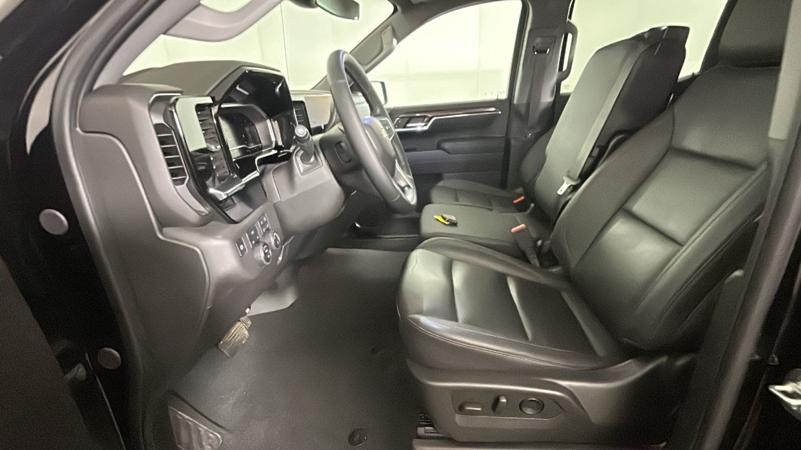 Used 2025 Chevrolet Silverado 1500 LT w/ Safety Package AWD/4WD image 13