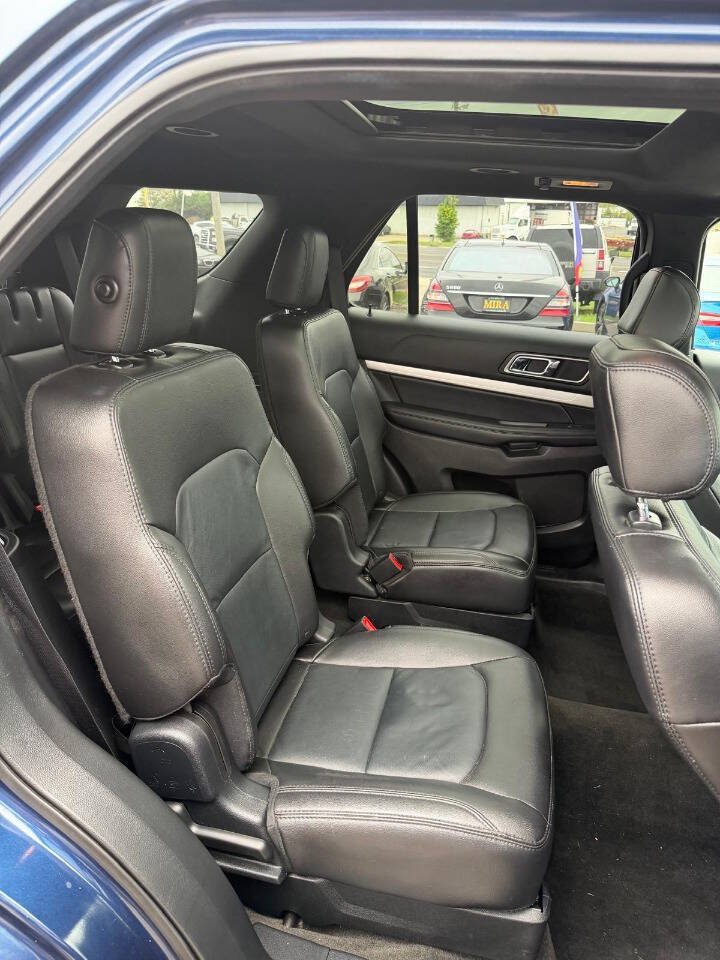 Used 2017 Ford Explorer XLT w/ Equipment Group 202A AWD/4WD image 25
