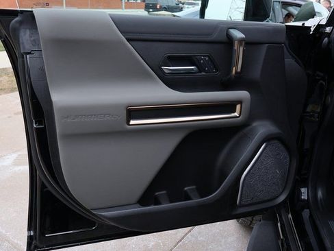 Certified 2025 GMC Hummer EV 2X AWD/4WD image 25