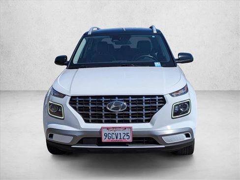 Used 2023 Hyundai Venue Limited FWD image 2
