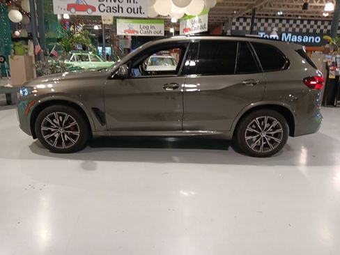 Used 2025 BMW X5 xDrive40i w/ M Sport Package AWD/4WD image 11