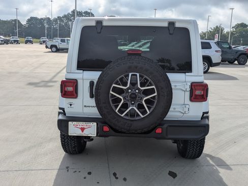 New 2026 Jeep Wrangler Unlimited Sahara AWD/4WD image 4